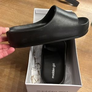 Madden Girl Bali Black platform slide